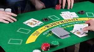 Tampilan grid permainan Gonzo's Quest dengan simbol-simbol jatuh di platform dultoto